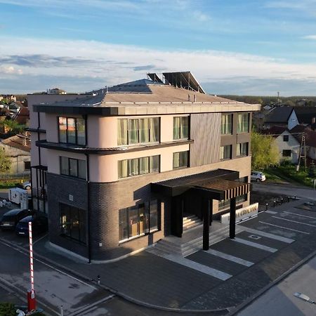 Hotel Gracian Sremska Mitrovica Exterior foto